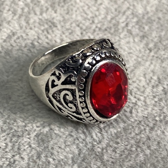 Silvertone Men’s Ring: Celtic-Inspired Filigree Design w/Red Oval Stone - Size 8 - Picture 3 of 11